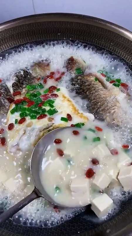 鯽魚燉豆腐你就像我這樣做,鮮香味美而且沒有腥味-度小視