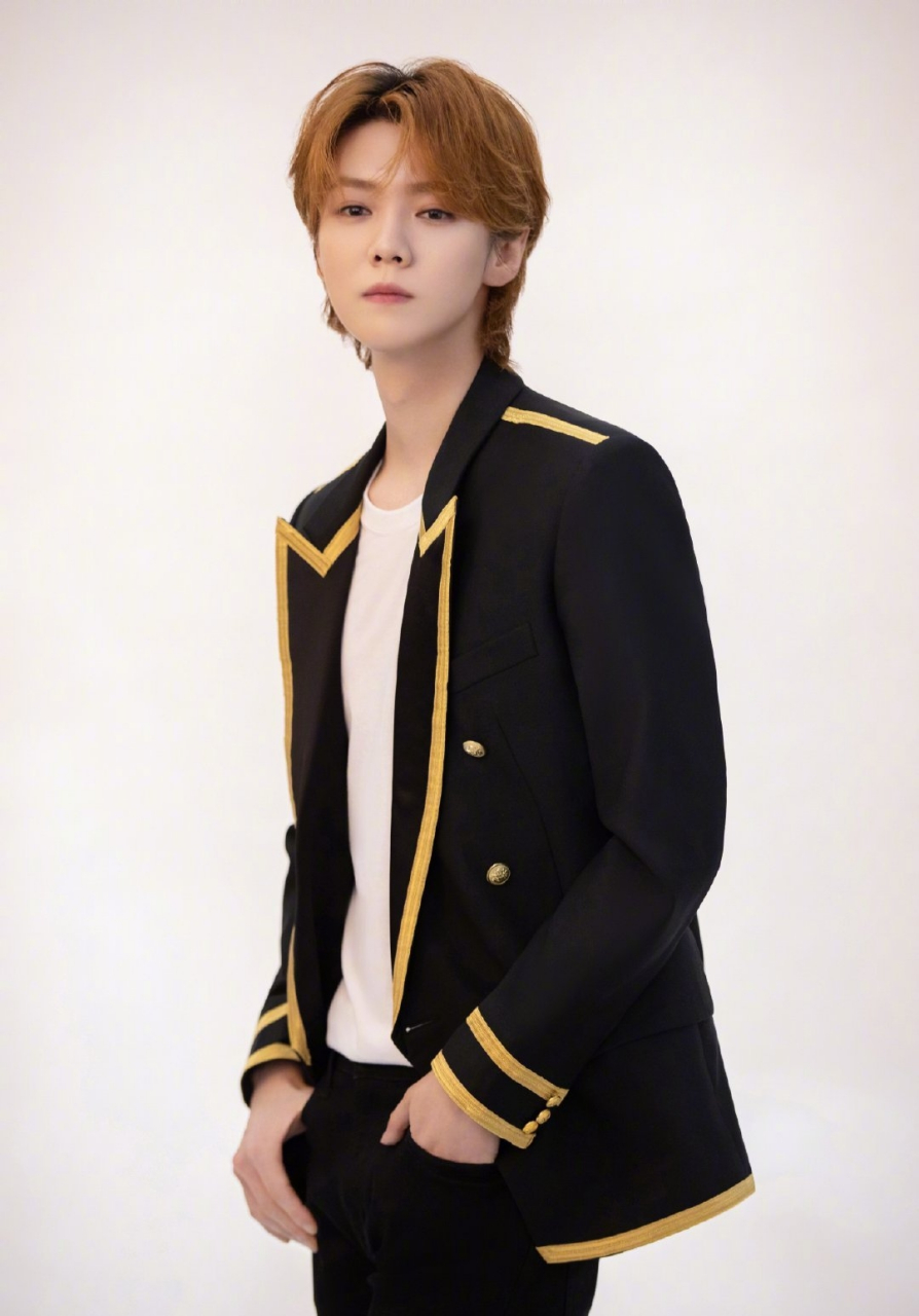 动态30天打卡挑战# 近日,鹿晗工作室发布了一组制服拍摄的营业照片