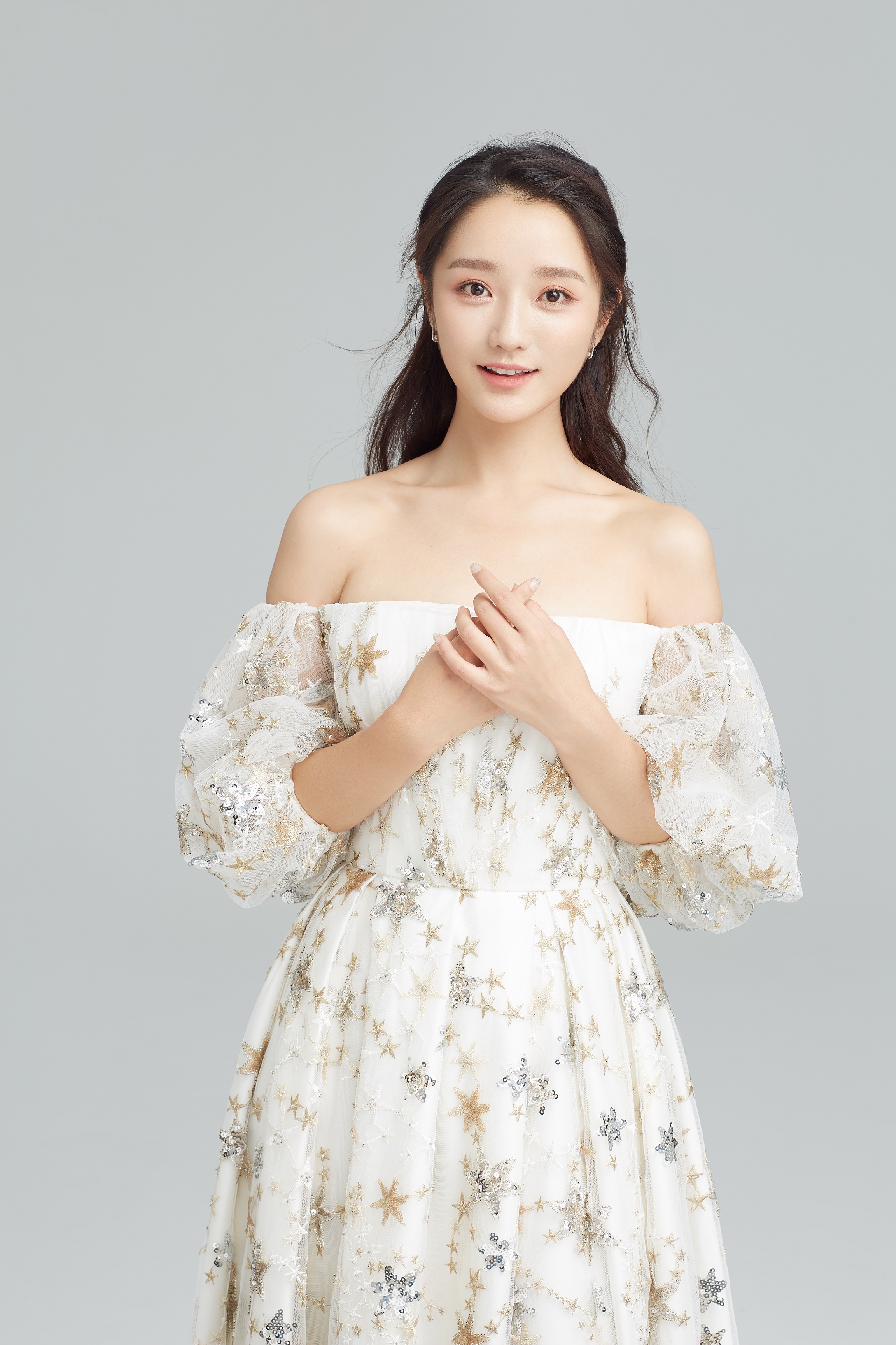 最美"小娘惹"肖燕去贵州支教,这确实是件充满爱心且温暖的事情