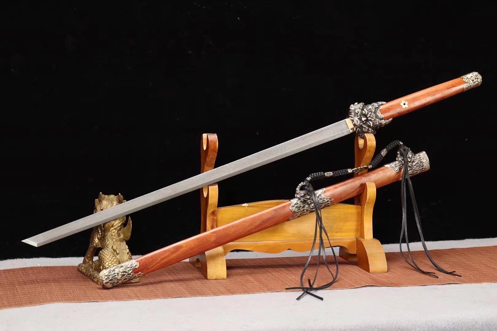 大马龙皇唐横刀