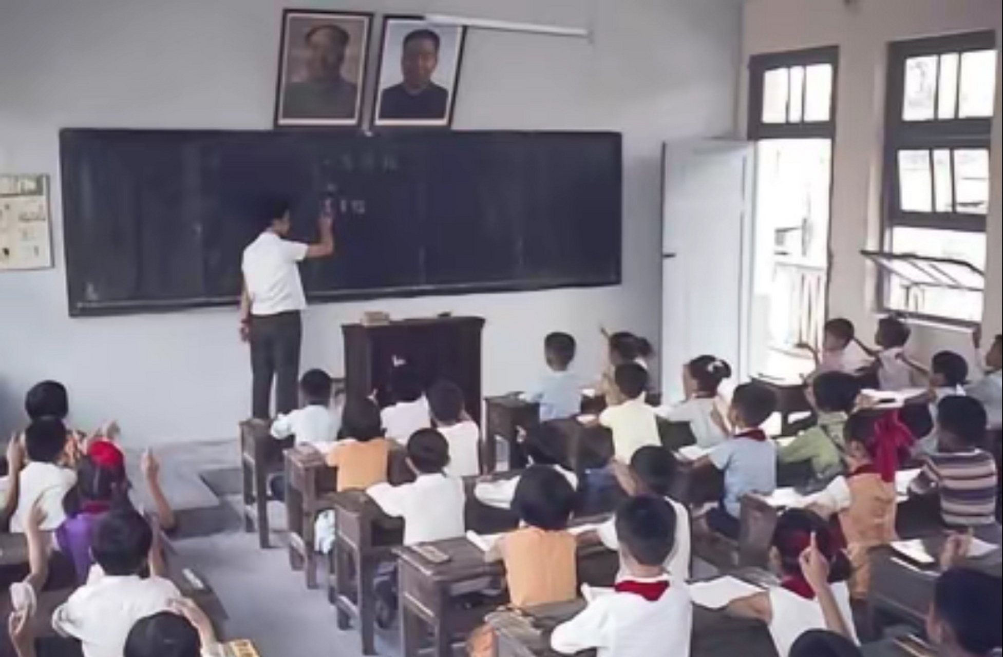 70年代一个小学教室, 两张照片格外醒目