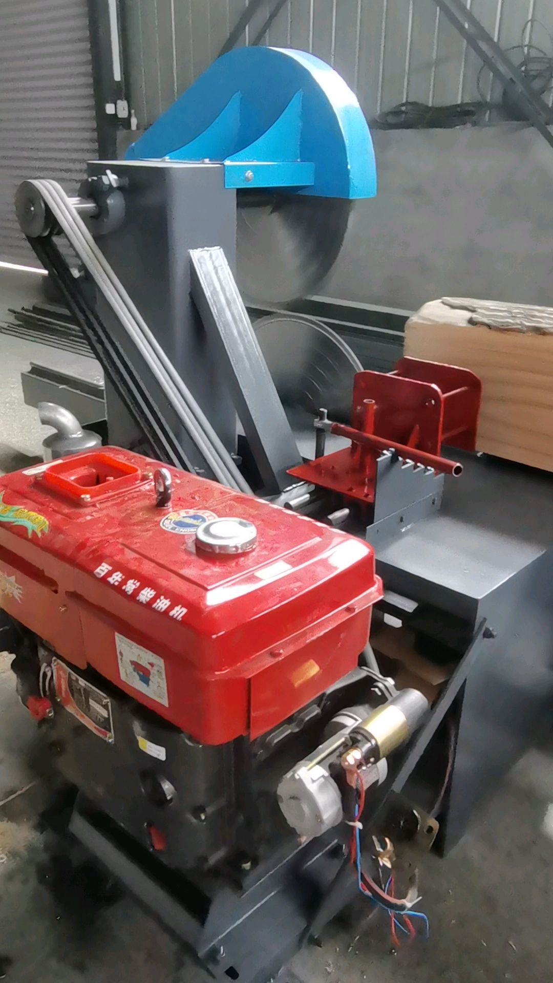 柴油机气动卡料圆木推台锯,省工省力木工好帮手!-度小视