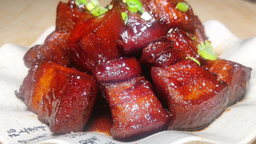 这才是红烧肉最正宗的做法,不加老抽、不放盐,色泽红润还没腥味
