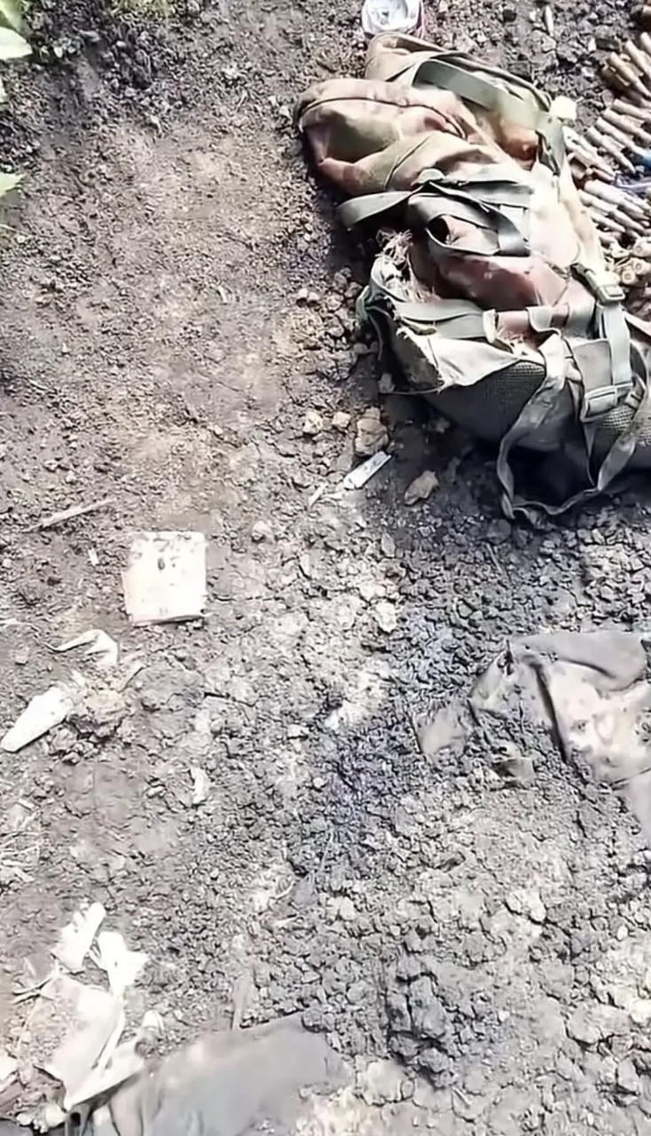 乌克兰战场上的地上,只有一士兵腿露在地面上,整个人身子全部在土里