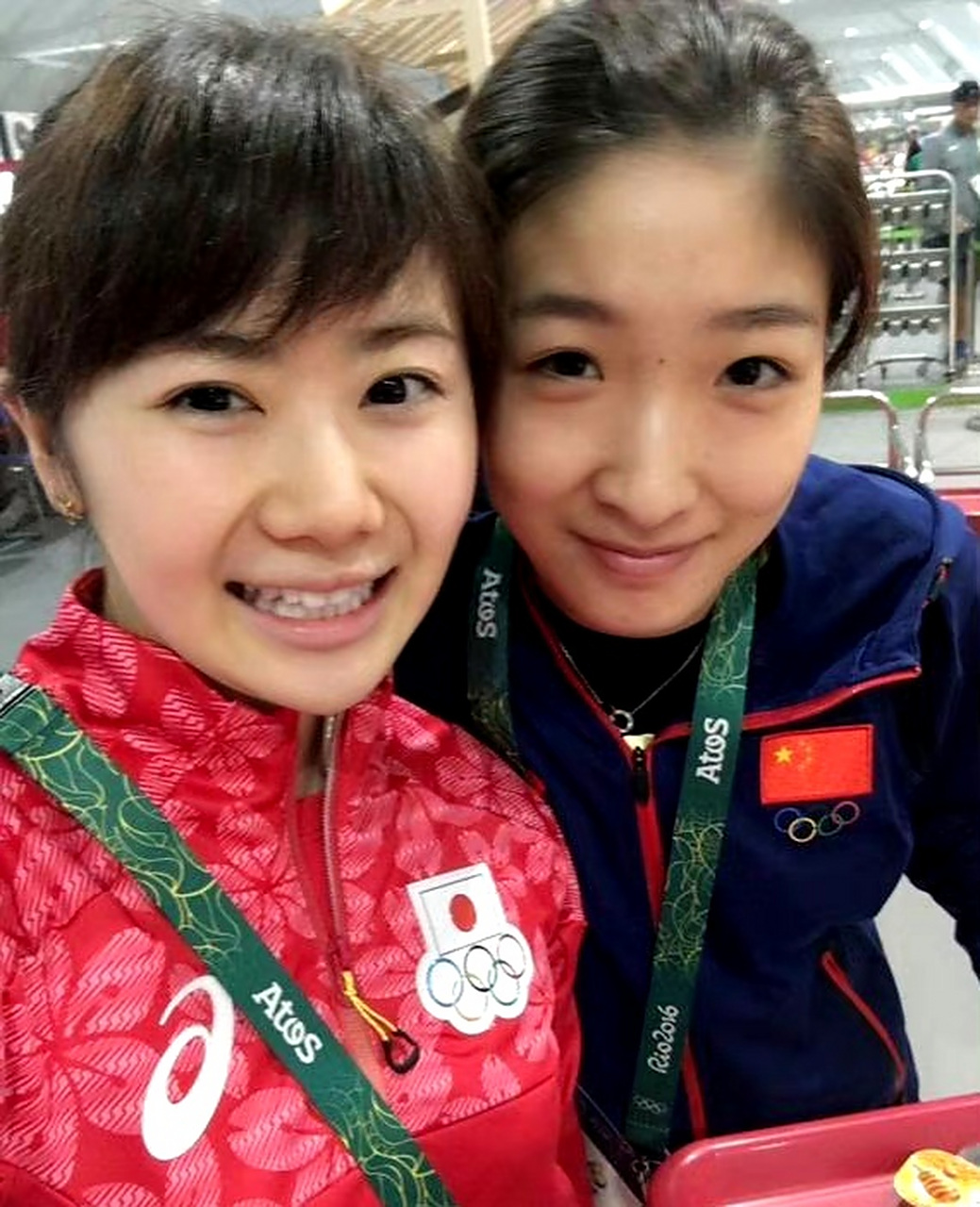 今天是刘诗雯的生日,她的好闺蜜福原爱发文配图祝刘诗雯生日快乐 眼神