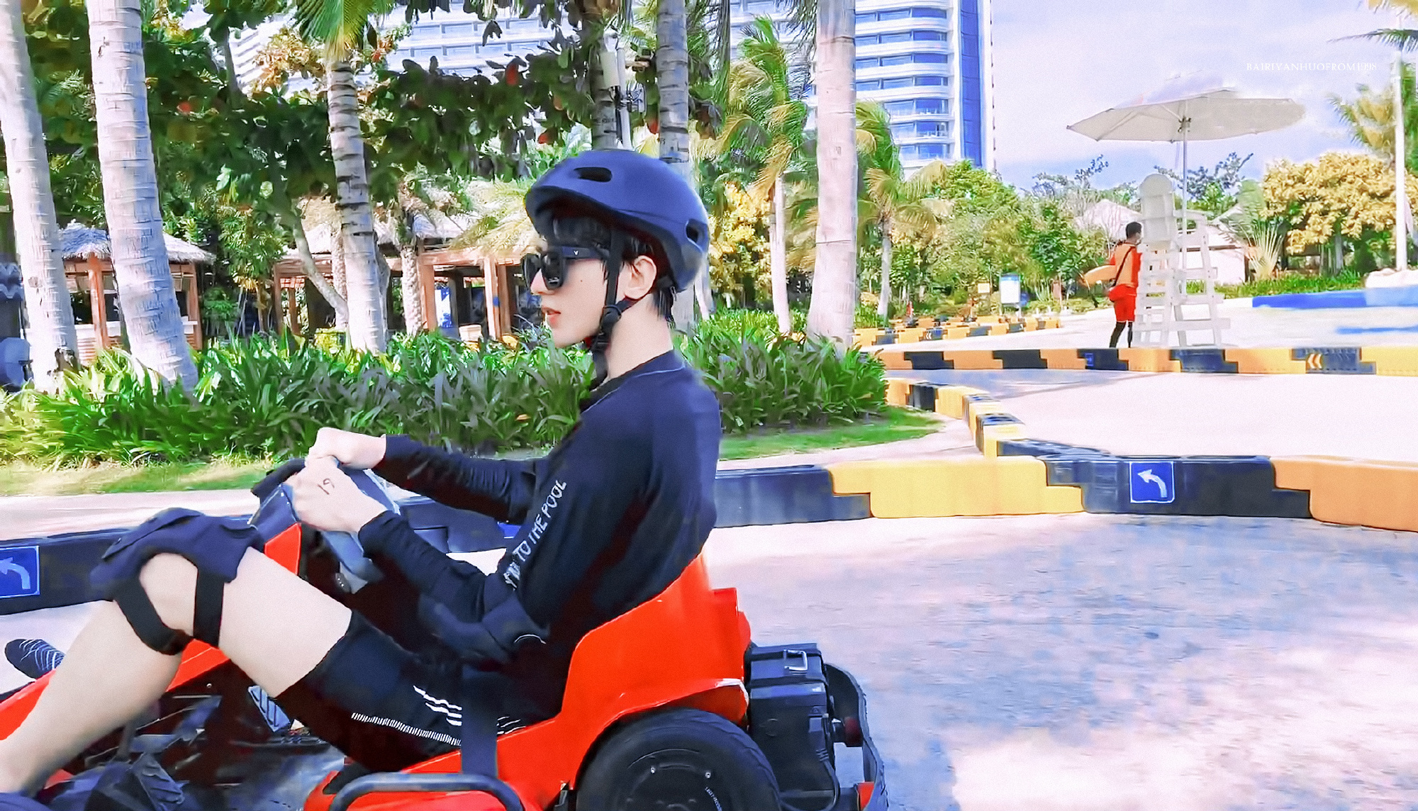 蔡徐坤海边度假玩卡丁车