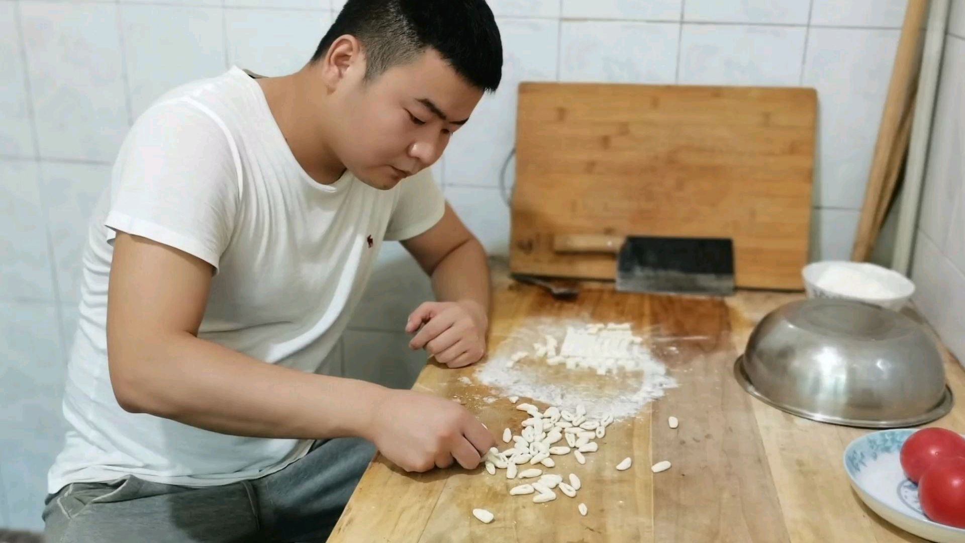 西北特色美食麻食,愣娃今天安排,大案板搓搓麻食,吃着安逸舒坦
