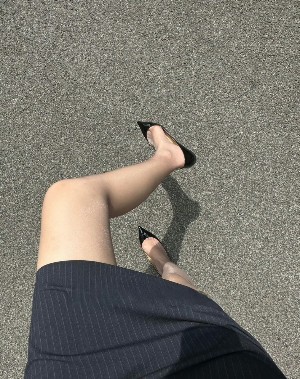 包臀裙配高跟鞋让你成为精致女人#美腿丝袜高跟鞋# #职业装穿搭