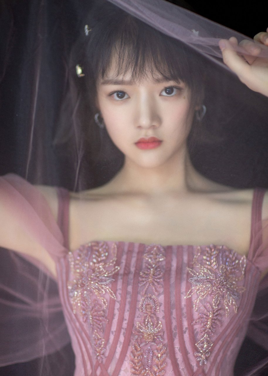 好多网友说任敏鼻子大,还是猪猪鼻,才导致的朱颜造型不好看.