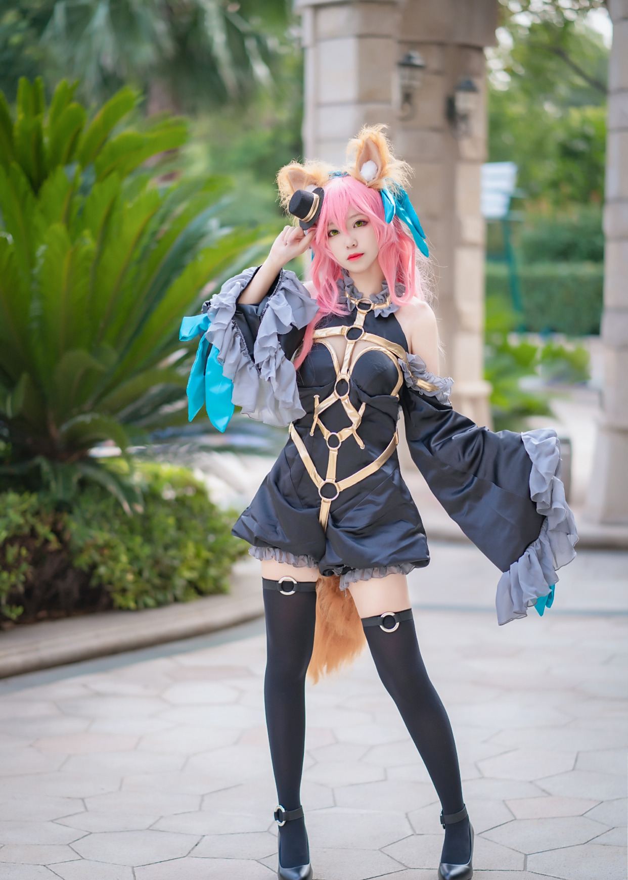 cosplay:过膝"黑丝"配高跟鞋的性感小玉,跟她去公园约会吗?