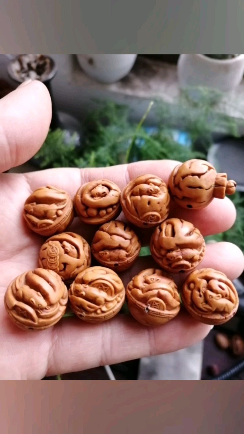 龙纹桃核雕刻鼠钱手串