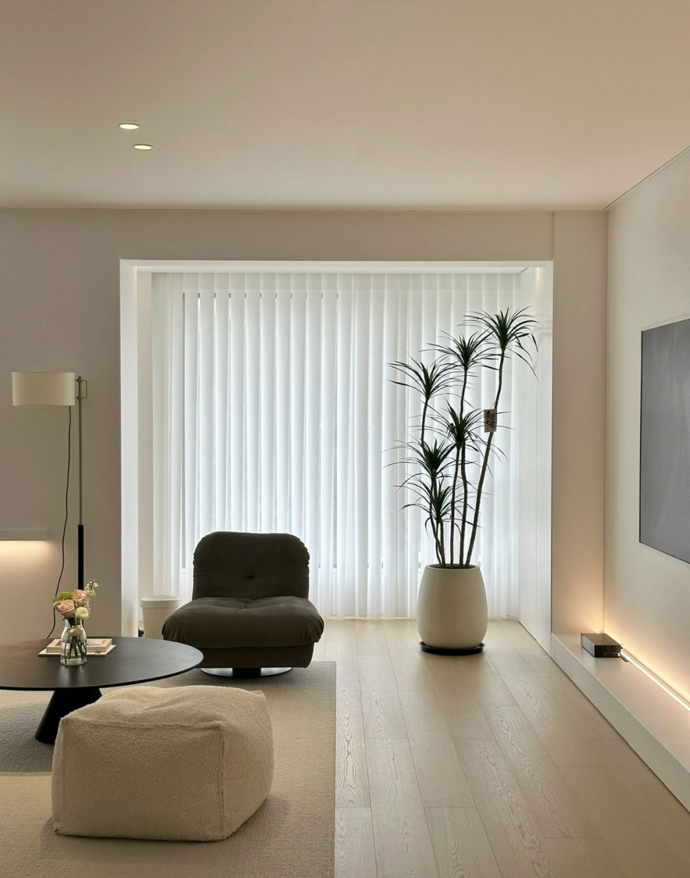 纯白色的极简装修风格,全屋采用无主灯的设计,用了大量的线型灯带去做