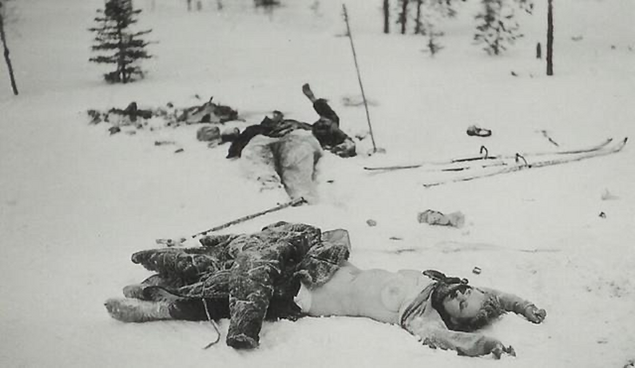 1942年,斯大林格勒郊外,德军绞杀一名苏联女兵阵亡后,被敌人扒掉了