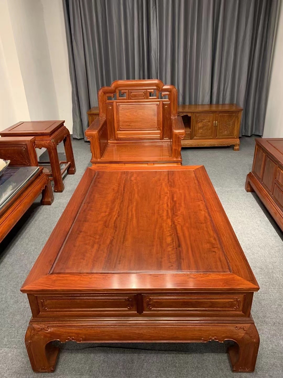 大果紫檀材质,国色天香沙发,113七件套展厅现货特价27600元,这个是