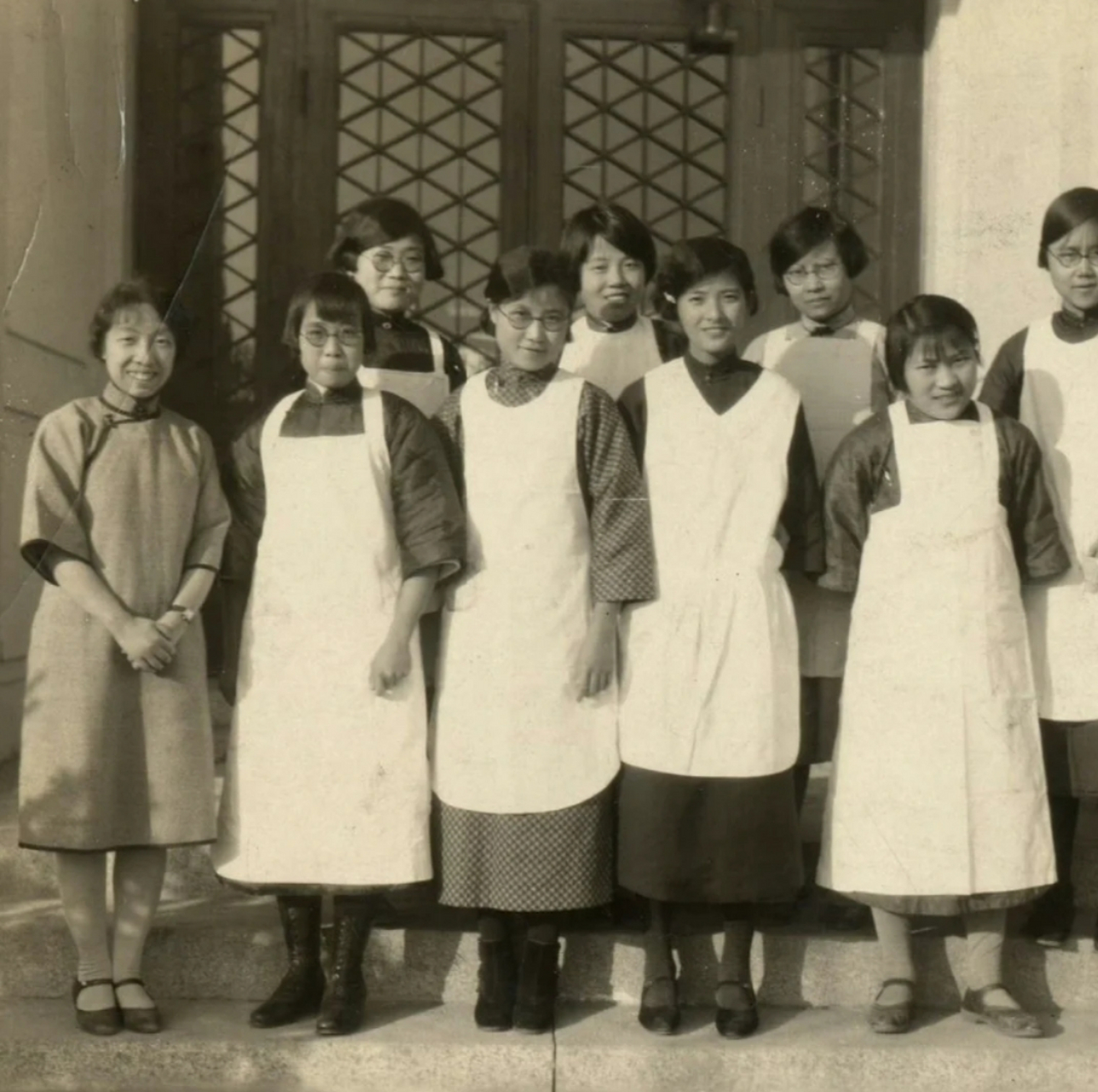 历史老照片,1920年,燕京大学家政专业的学生合影!