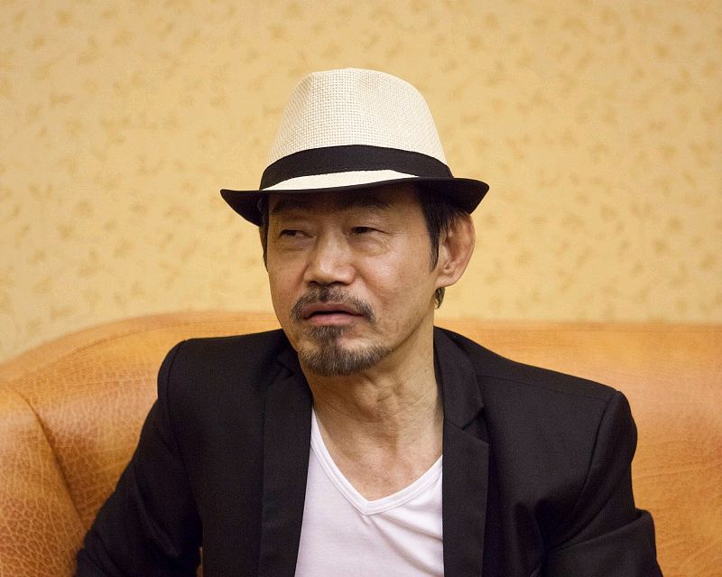 元华从9楼摔下去,居然没受伤?成龙花800万都请不动他?