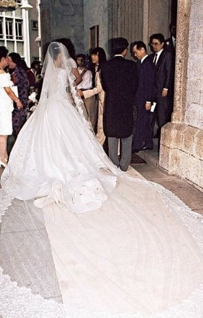 回顾一下何超琼的婚纱照,1991年的婚礼审美