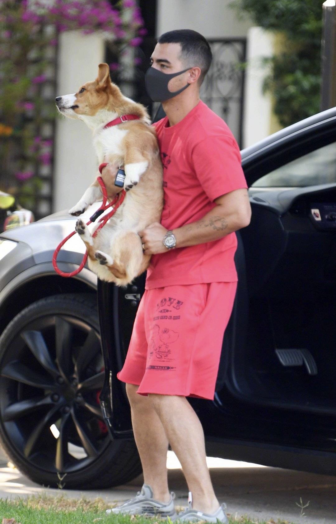 乔·乔纳斯(joe jonas)最新街拍照