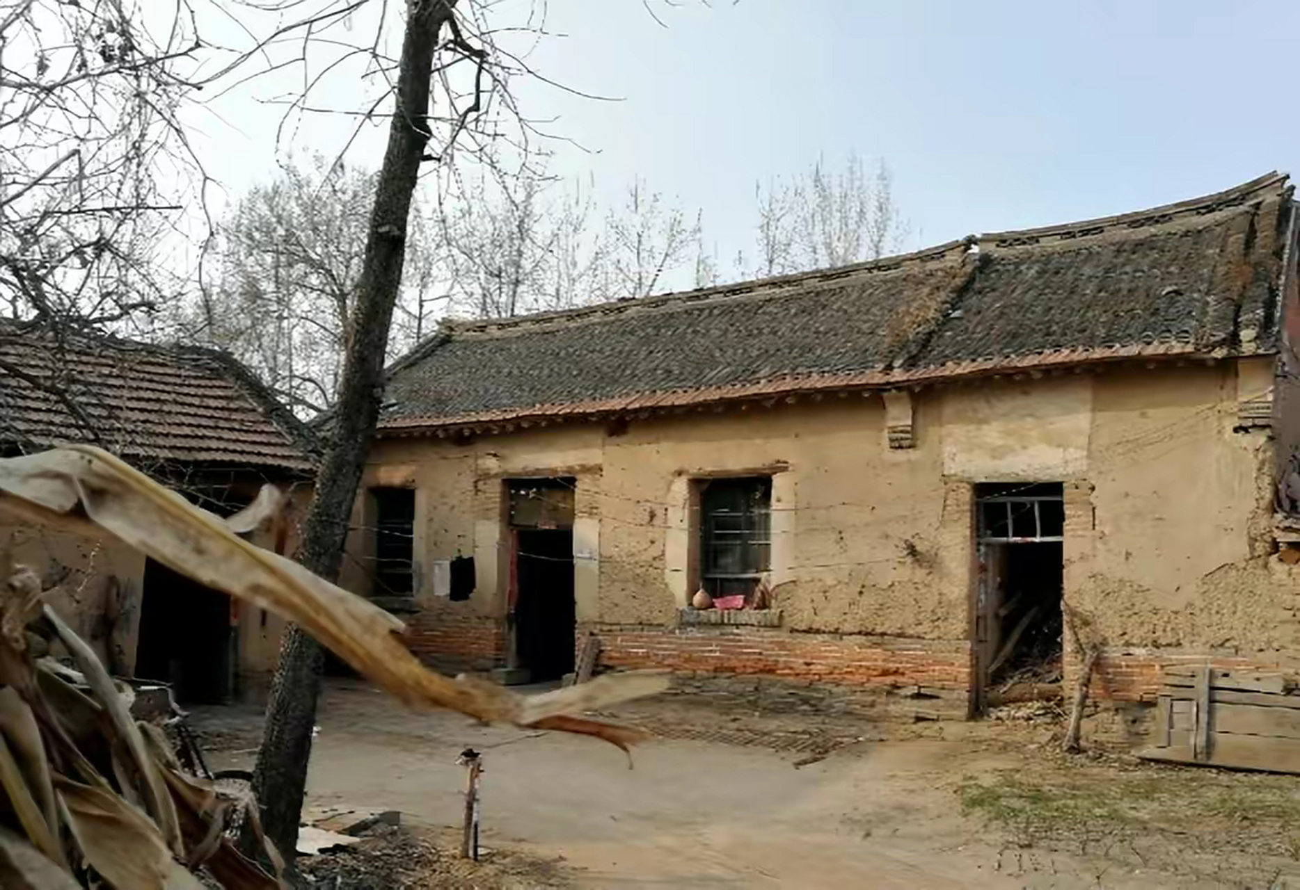 记忆中家里的老屋是土坯房,墙的大部分是泥土做的,仅离地面半米左右用