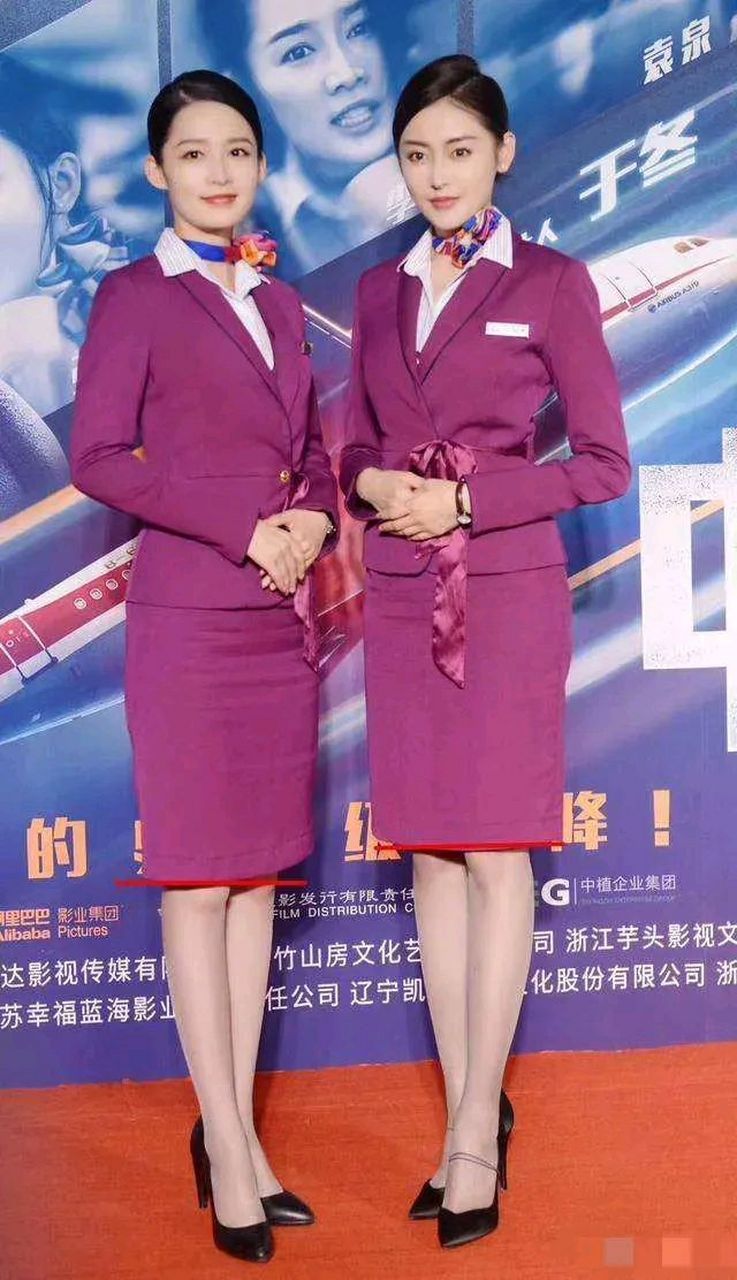昔日的李沁icon和张天爱icon的同框合影,同是穿空姐服造型,两个人真的
