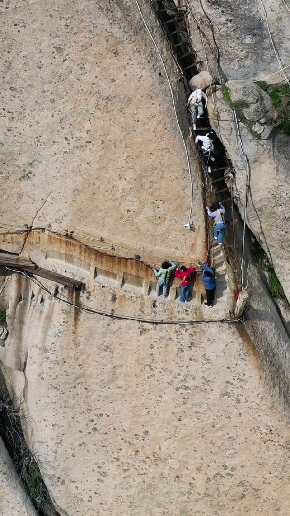 华山天险长空栈道,被称为"全球最恐怖的悬崖步道"之一,你敢来挑战吗?