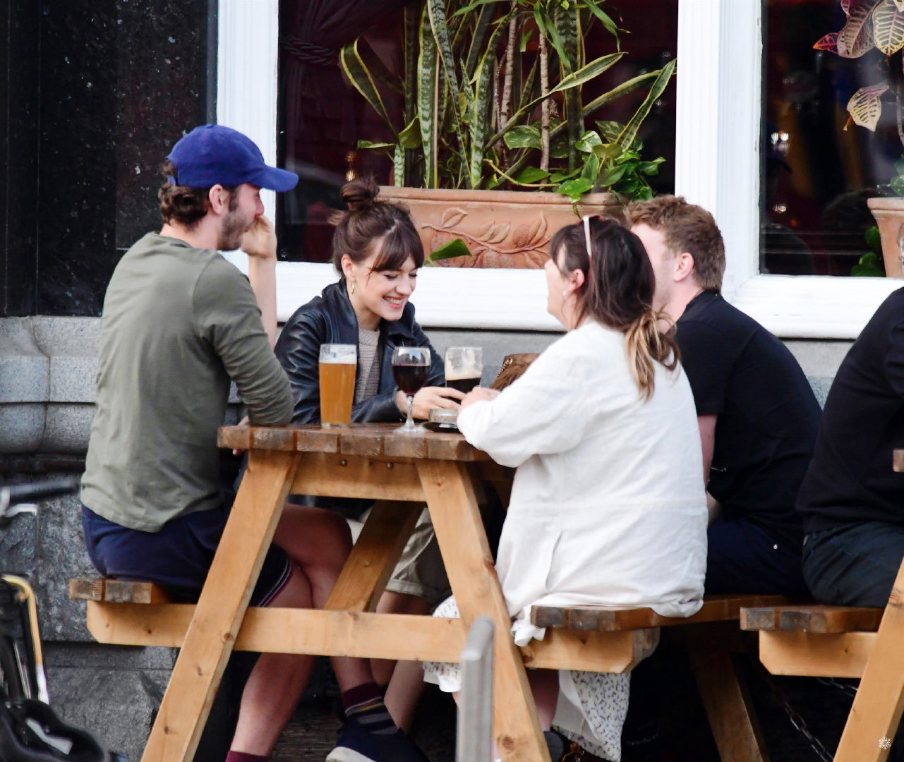 《普通人》主演黛西·埃德加-琼斯和男友tom varey伦敦最新街拍照