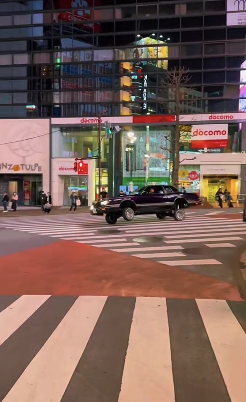 (美式低趴跳跳车)" 泰裤辣"改装车的魅力,美式另类的改装文化,带你