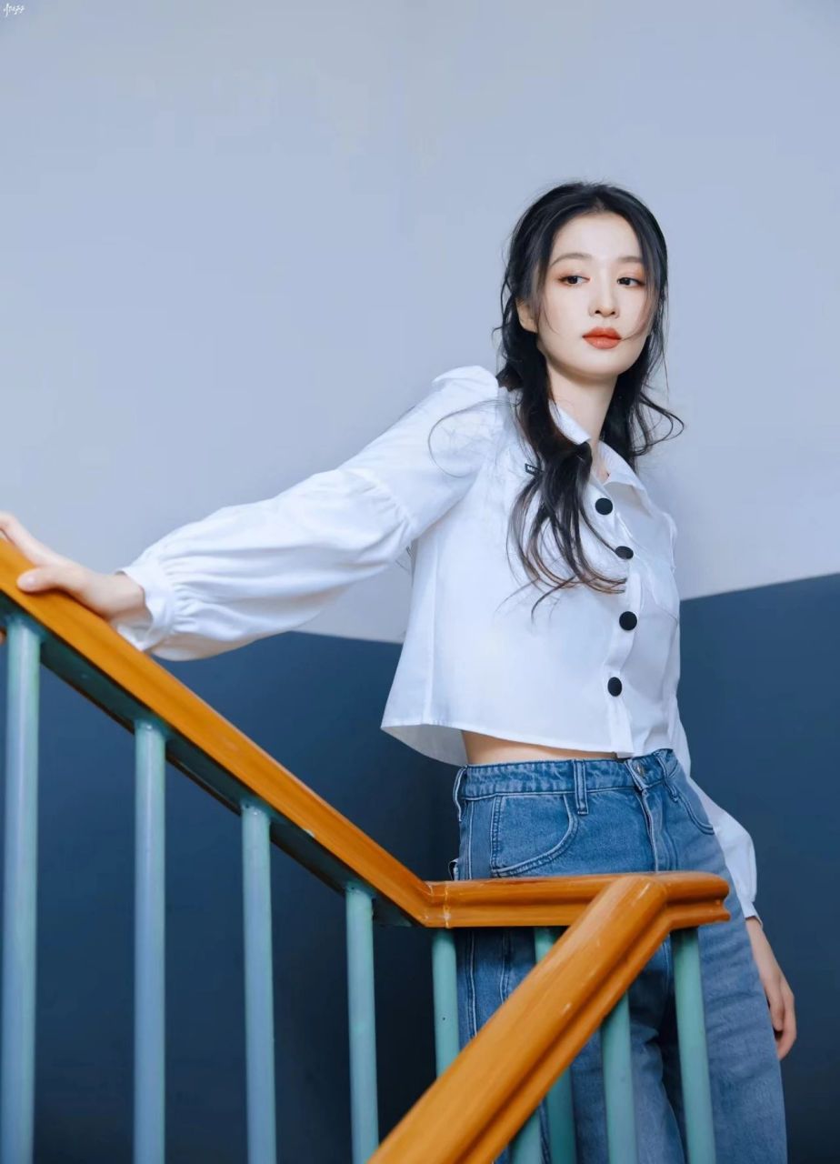 整体造型既优雅温婉如小女人,又散发出都市丽人的