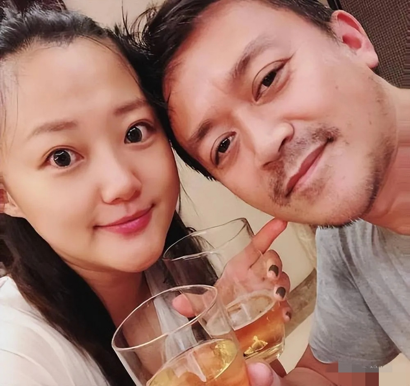 整场婚礼的花销全部由孙宁负担,所有礼金却被王学兵的家人,以"老家