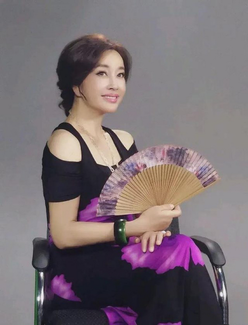 刘晓庆, 1952年10月30日出生于重庆涪陵,毕业于四川音乐学院附中.