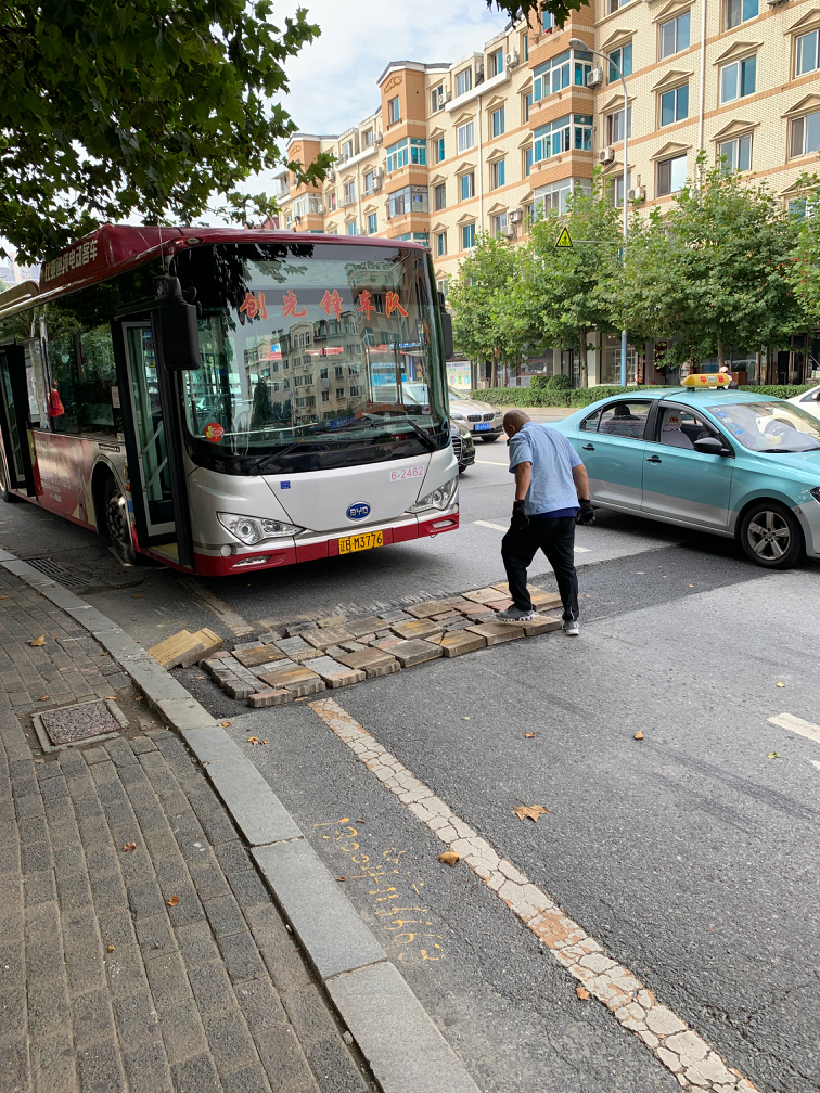 行車途中道路坑窪不平 大連好公交司機主動填補