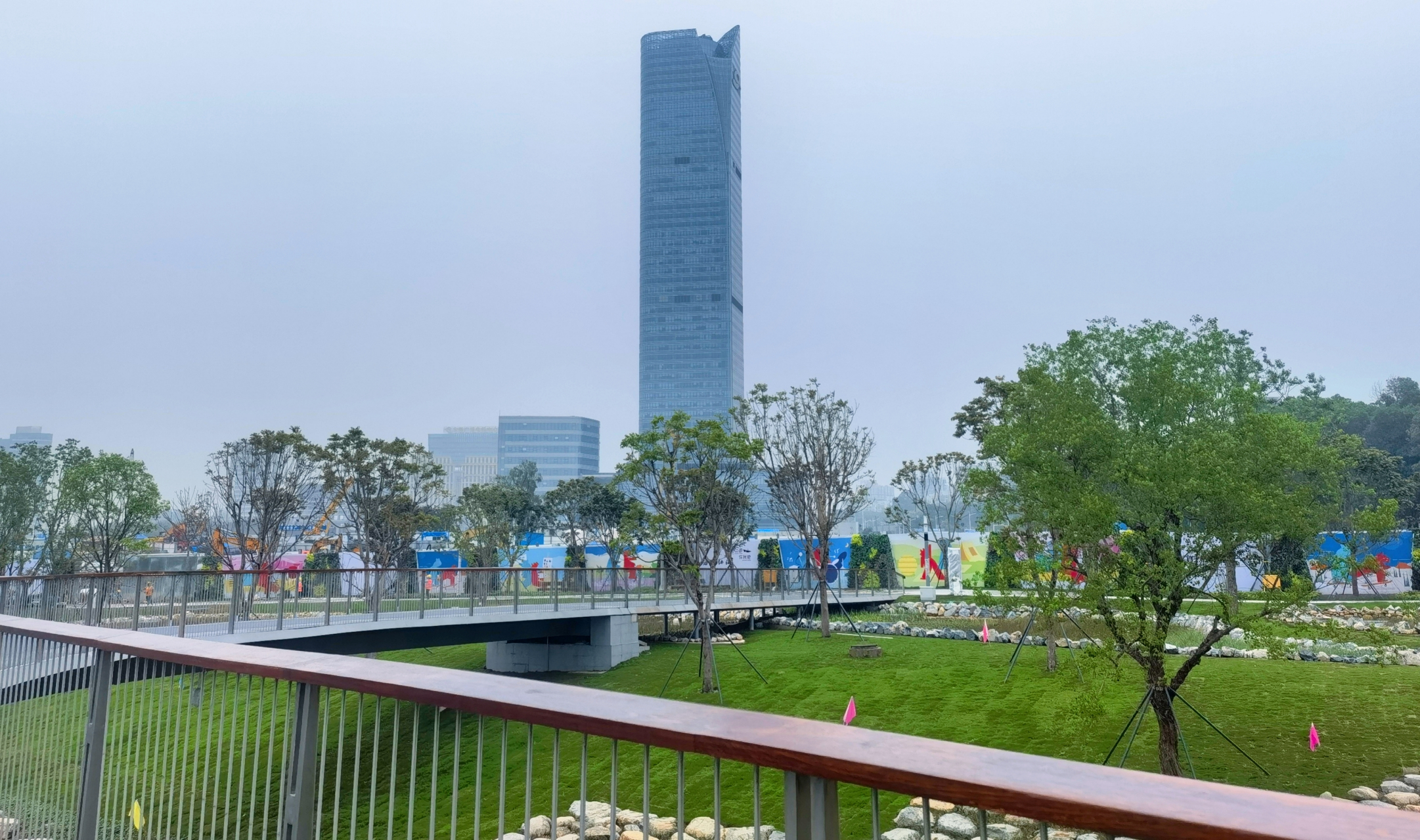 笔记创作营#   走走看看兴建中的东莞cbd中心公园  今午尽管还是阴天