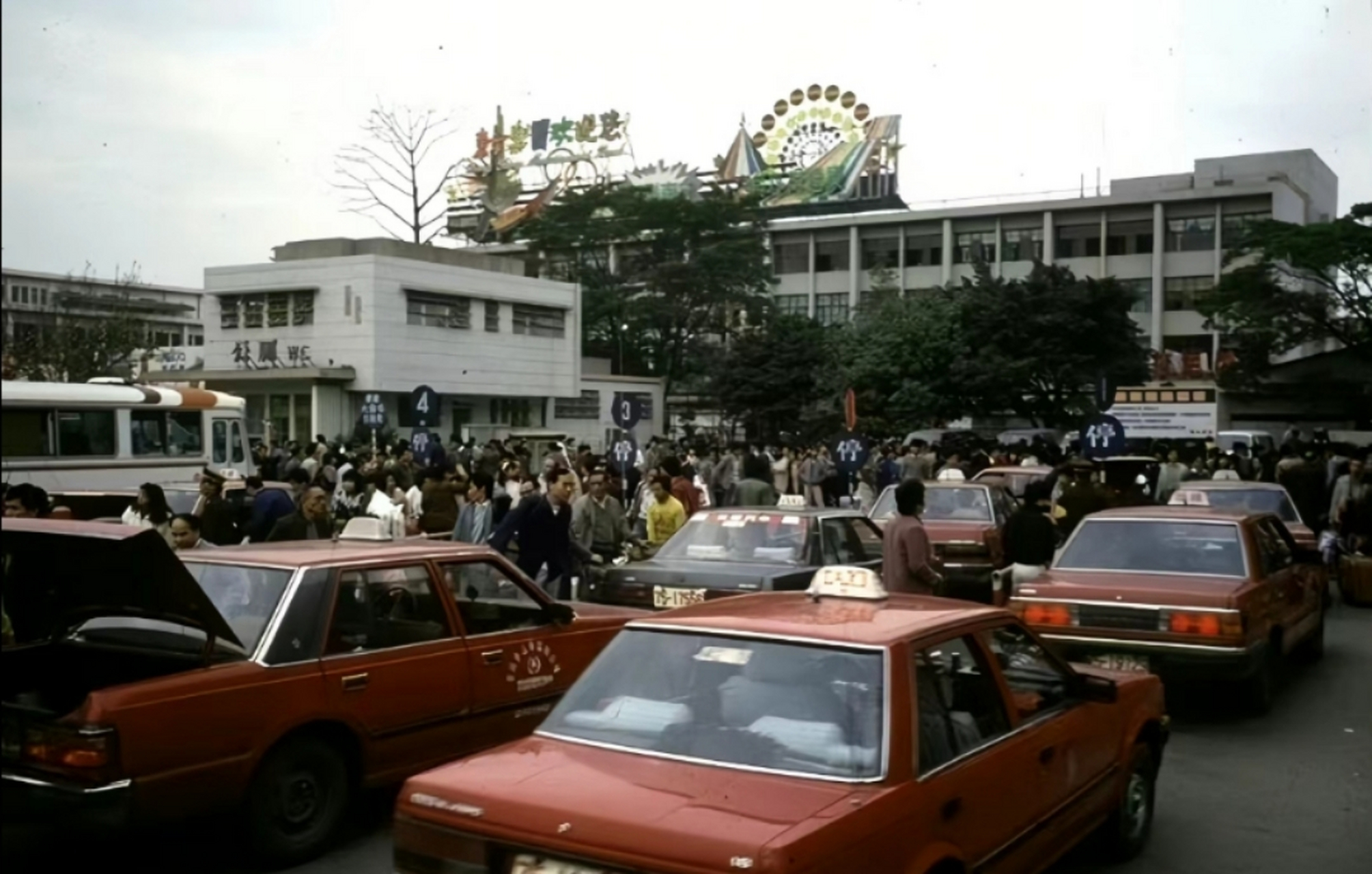 1987年,广州老照片,车票前和景区门前,车水马龙,出租车很多!