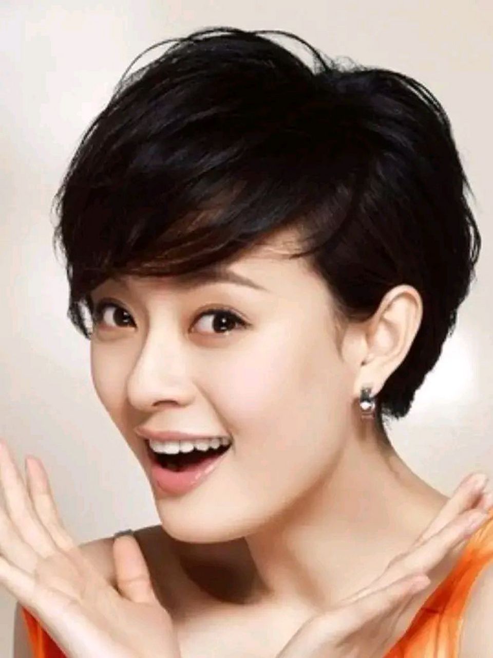 孙俪眼睛是一大亮点,眼睛线条有种狐狸眼.