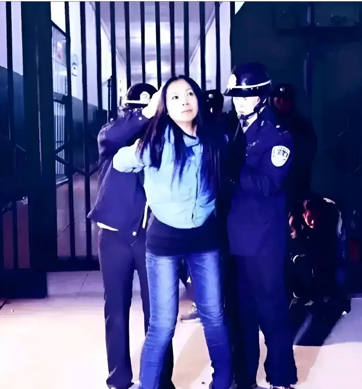 2002年,广州看守所,毒贩王丽到了执行死刑的日子了,此时两名法警正在