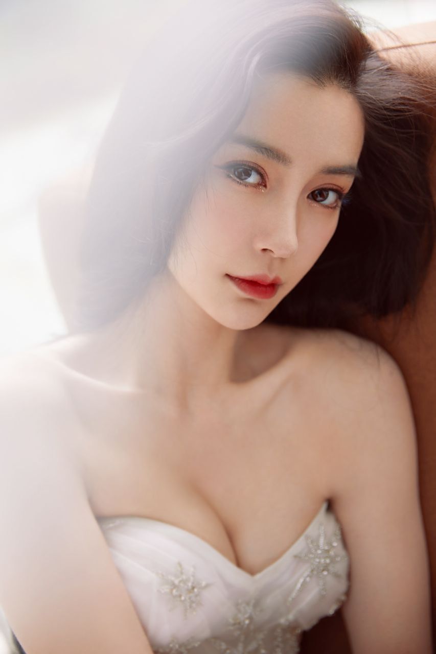 杨颖低胸长裙太美了#女明星# #娱圈新动向# #美女