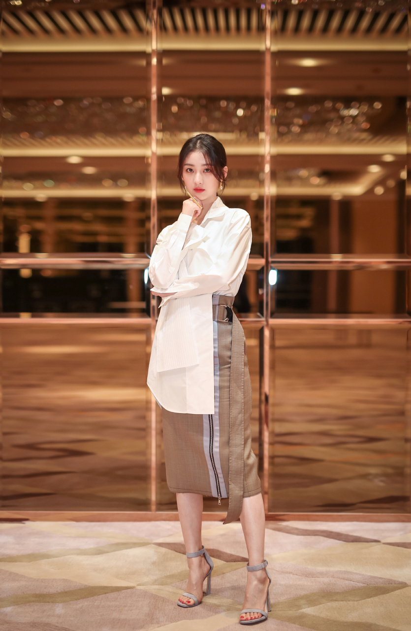 戚砚笛 一字带高跟鞋秀出美腿玉足