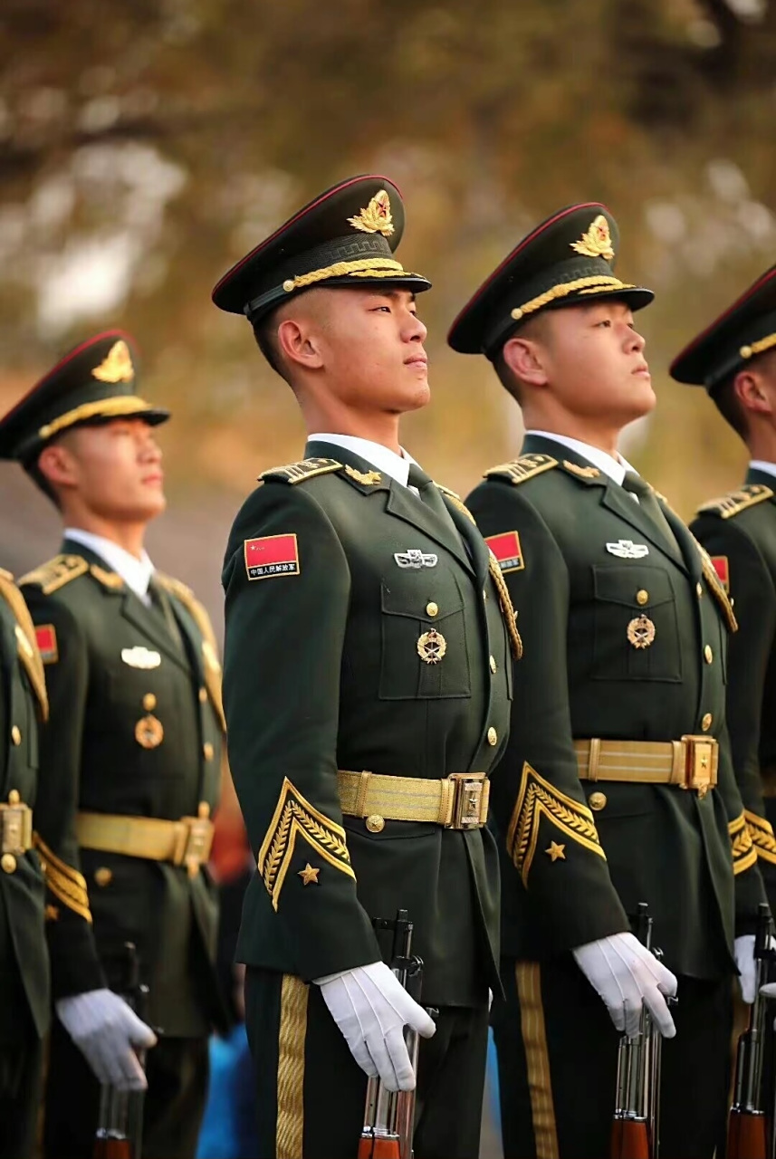 英姿飒爽,中国军人 敬礼!