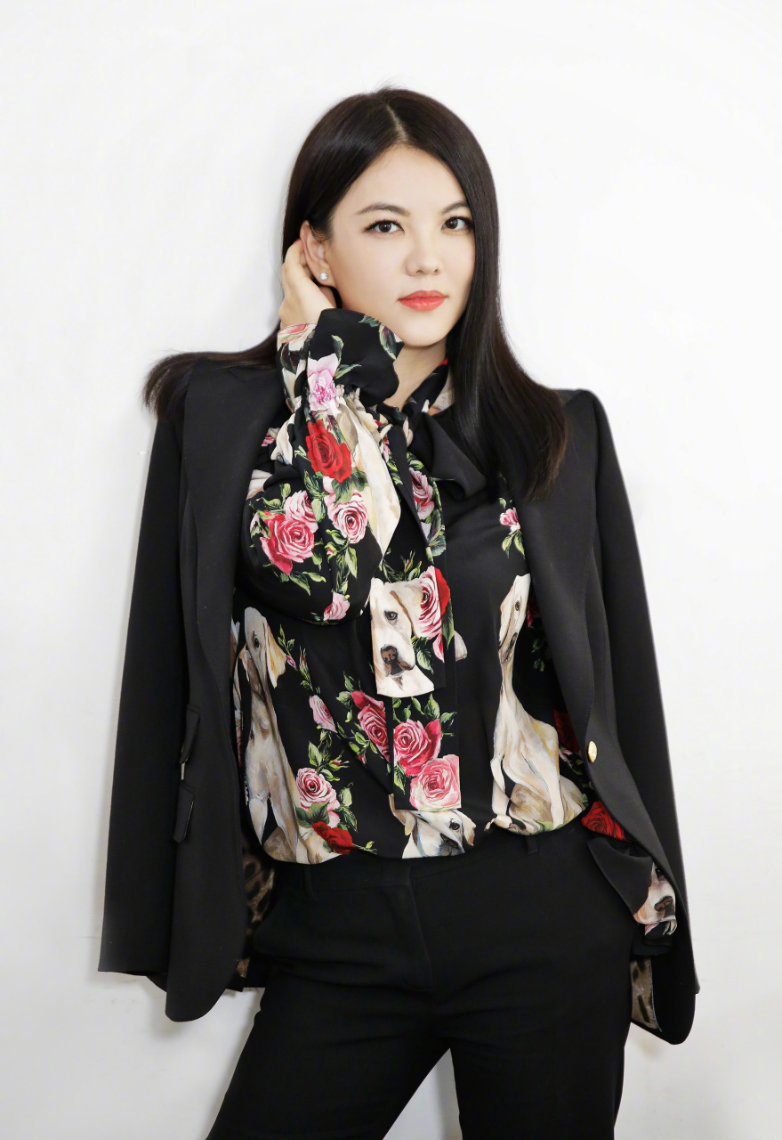 日前著名主持人李湘宣布退休,在伦敦开启退休生活,并辟谣她们在伦敦没