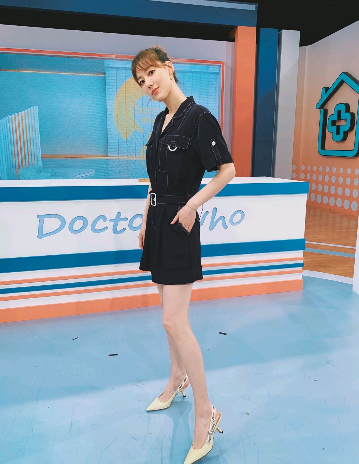 王冠的高级穿搭又来了,身穿v领设计的淡紫色连衣裙,尽显温柔