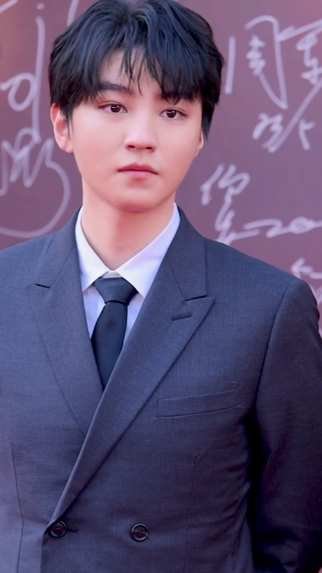 王俊凯华表奖红毯深灰正装圆润了不少这怼脸生图你可满意