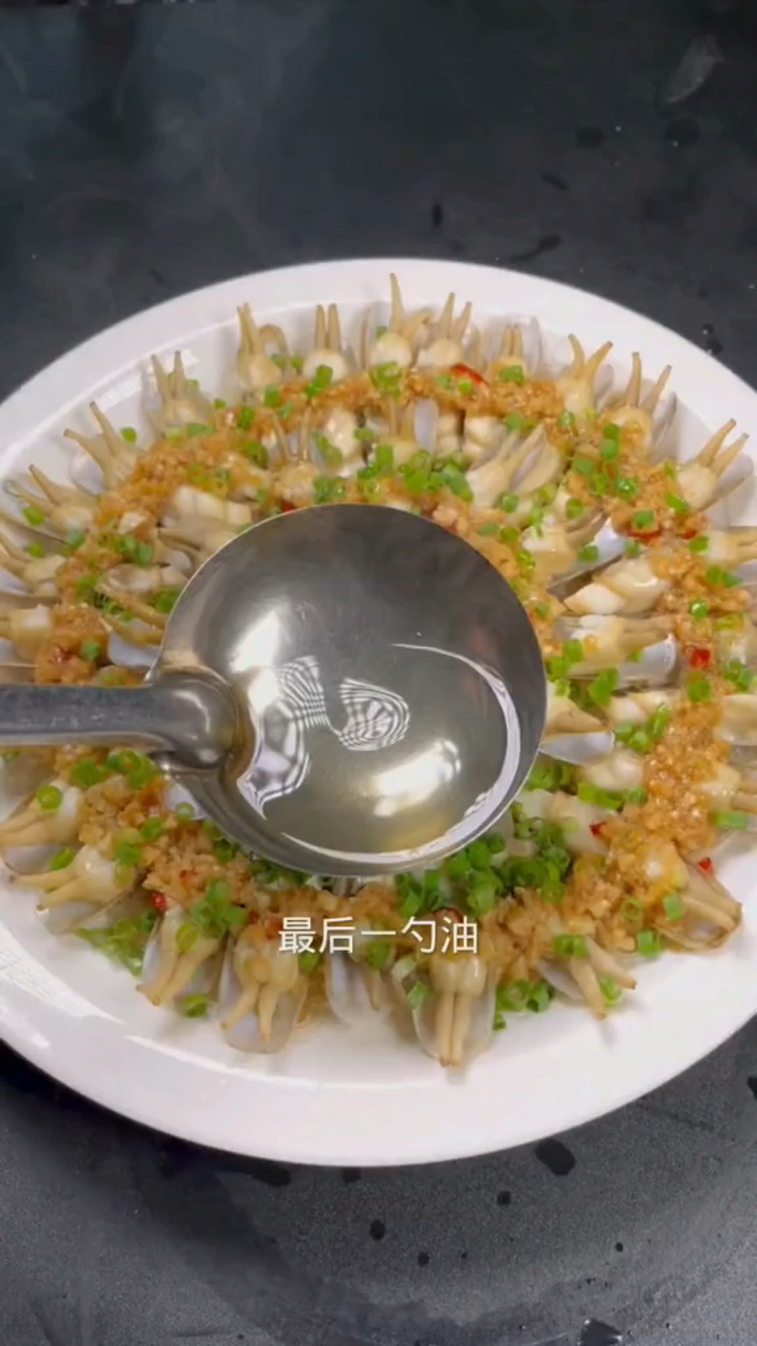 今天教大家做一个蒜蓉蒸蛏子