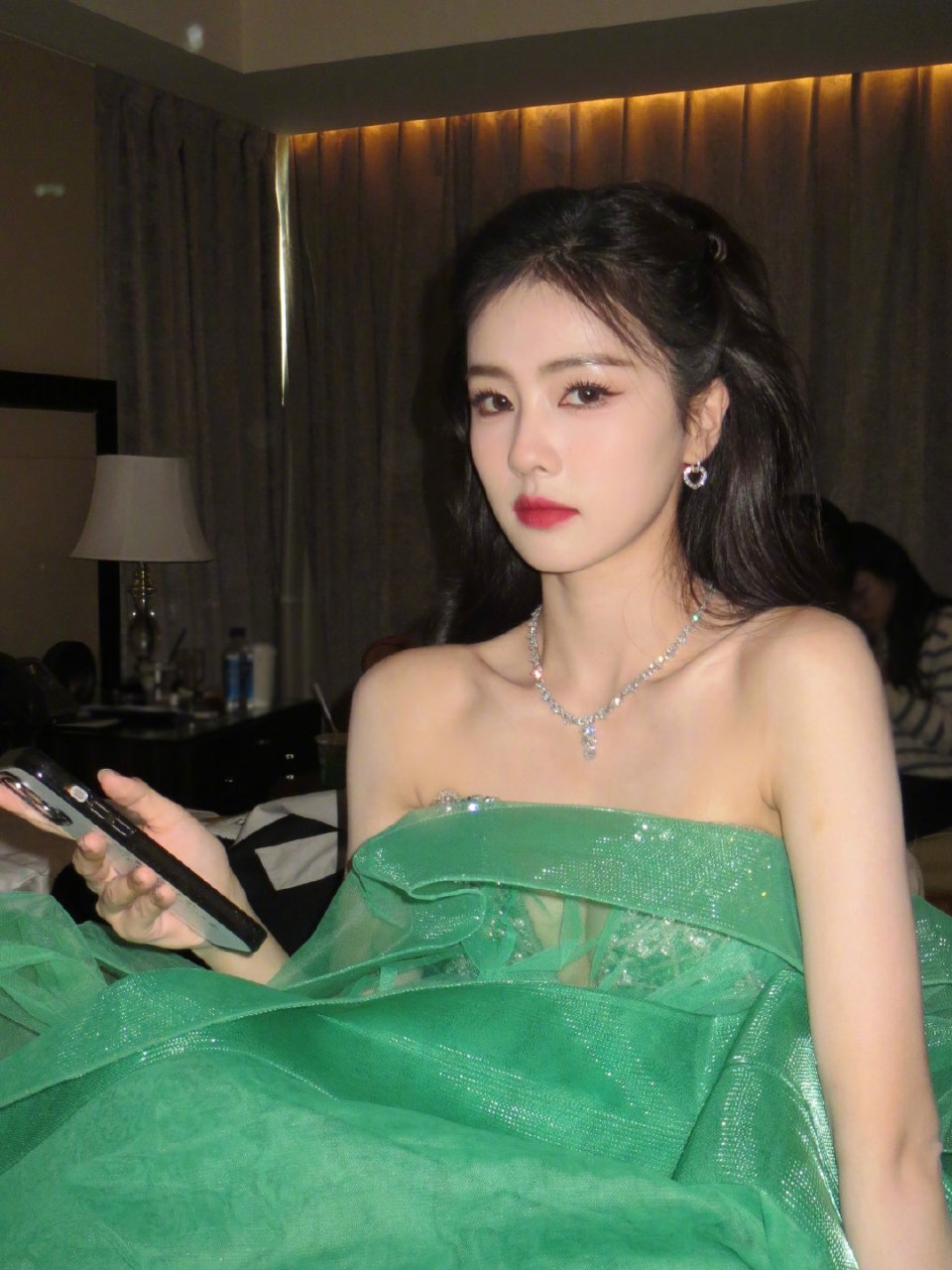 白鹿白梦妍的身材瘦而不柴,一到线下活动,造型及妆容就特别出挑,一改