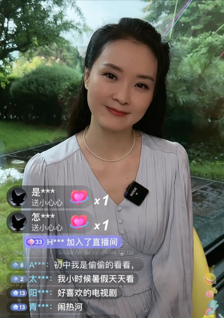 8 月 1 日,晴格格王艳在豪宅开播,吸引了大批《还珠格格》剧迷观创.