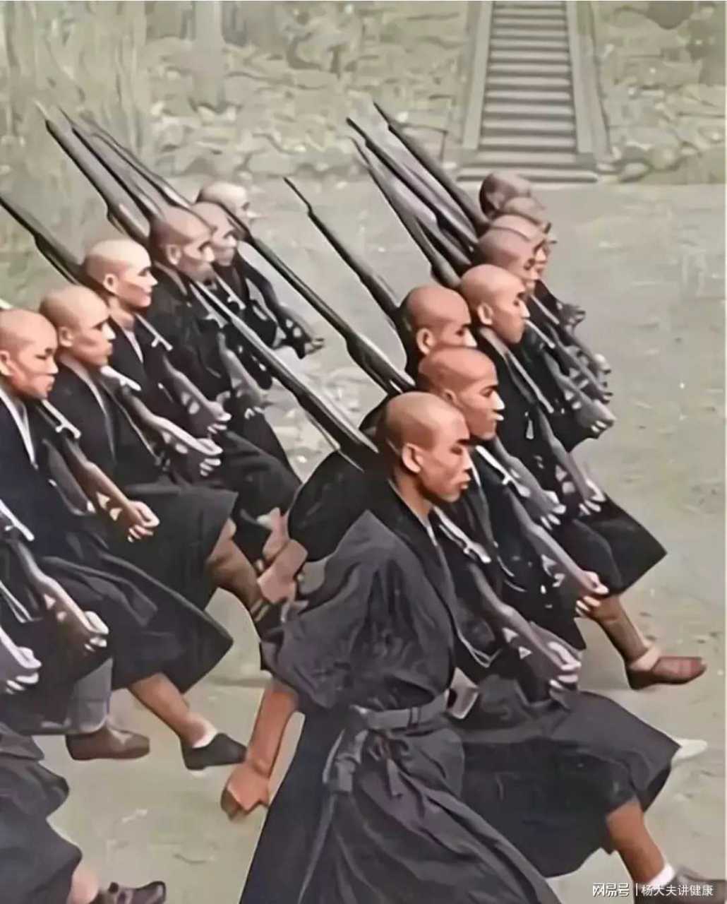 照片拍摄于日本侵华期间,在日本国内,一群士兵扛着枪正在进行军事训练