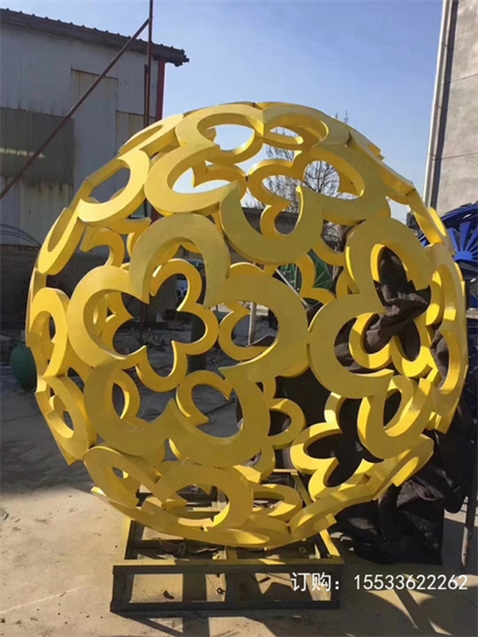 不锈钢景观球雕塑作为立体的造型,主要通过视觉感应感召于人的心灵.