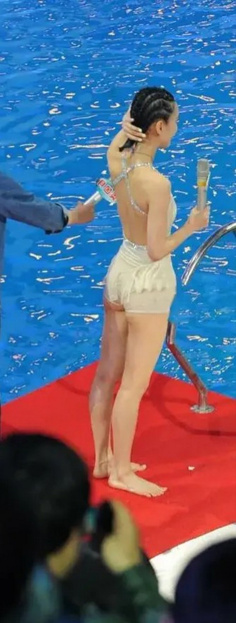 黄圣依泳装跳水大秀湿身诱惑#我要上热门