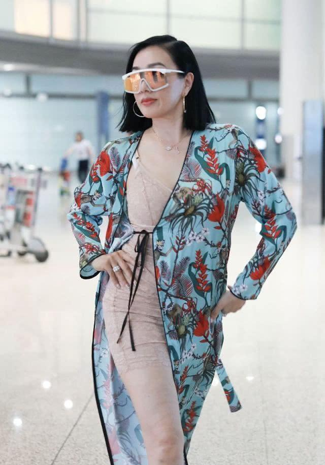 钟丽缇身穿睡衣搭配荧光鞋,夸张又奇怪,暴发户的气质十足