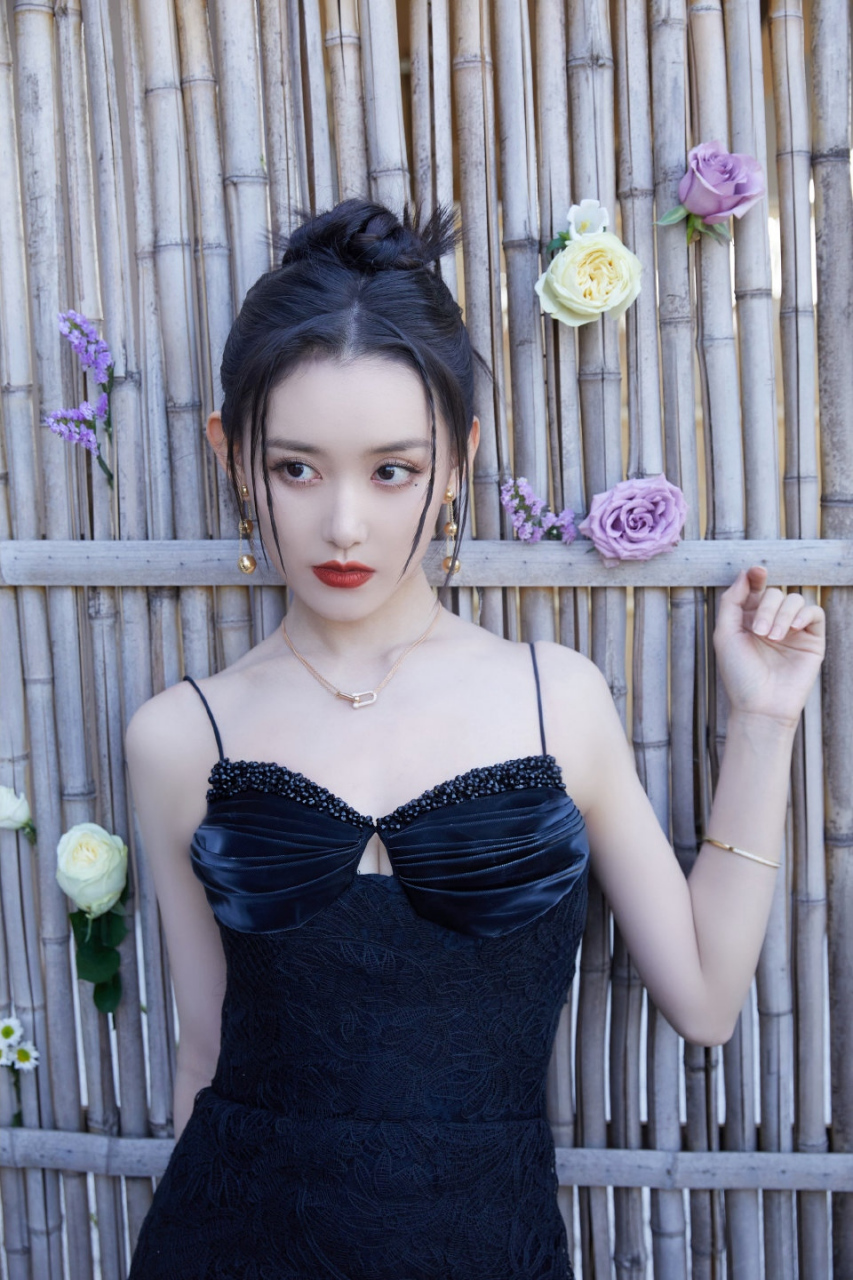 蒋依依# 肤白貌美的容颜,窈窕曼妙的身材,白皙细嫩的肩颈线,性感迕哪