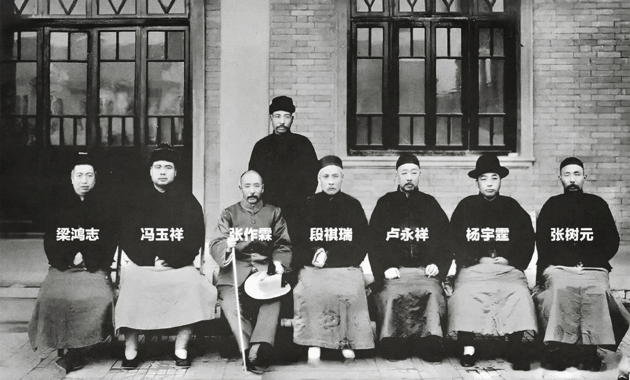 1924年,几位民国军阀大佬在天津的合影,从照片上看张作霖是最矮的